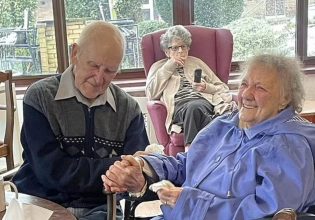 Μια αληθινή ιστορία αγάπης: Η στιγμή επανένωσης ηλικιωμένου ζευγαριού μετά από μήνες