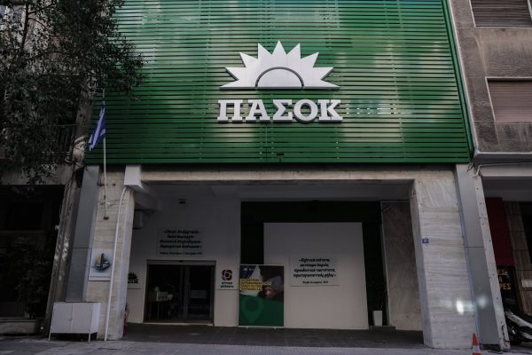 ΠΑΣΟΚ: Ο Μητσοτάκης προφανώς μας κοροϊδεύει, βλέπει προσιτές τιμές στο ράφι