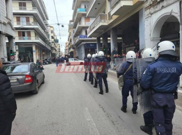 Πάτρα: Ένταση στο πανεκπαιδευτικό συλλαλητήριο – Έπεσαν πέτρες και φωτοβολίδες