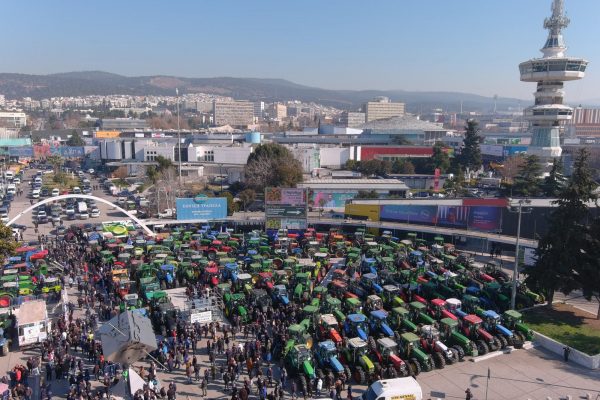 Ό,τι δώσαμε, δώσαμε λέει η κυβέρνηση στους αγρότες που κλιμακώνουν τις κινητοποιήσεις καταγγέλλοντας εμπαιγμό