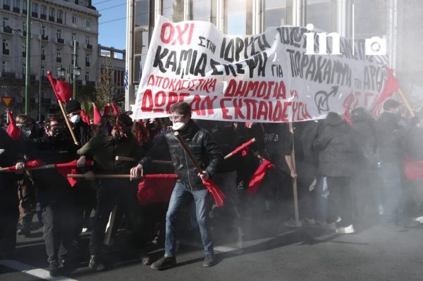 ΣΥΡΙΖΑ για φοιτητές: Οι «θλιβερές μειονότητες» έγιναν ποτάμι που πνίγει το Μαξίμου