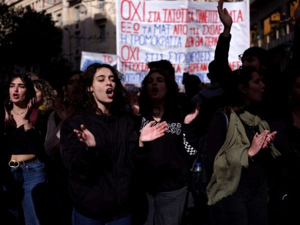 Φοιτητές και αγρότες: Η κυβέρνηση δεν μπορεί πλέον να μιλά για «μειοψηφίες»