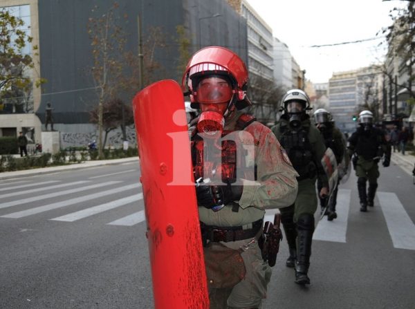 Επίθεση με κόκκινη μπογιά σε αστυνομικό των ΜΑΤ – Σε εξέλιξη τα επεισόδια στην Αθήνα