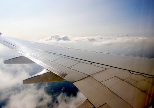 Επισκεύασαν το φτερό του Boeing με… κολλητική ταινία – Σε σοκ επιβάτης εν ώρα πτήσης