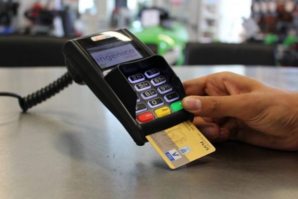 Μαζικά email για διασύνδεση των POS με τις ταμειακές – Έρχονται «καμπάνες»