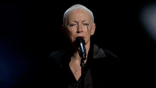 Η Annie Lennox ζητά κατάπαυση του πυρός στη Γάζα στο τέλος της συναισθηματικά φορτισμένης εμφάνισης στα βραβεία Grammy