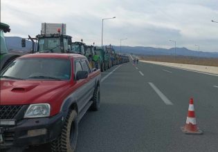 Σέρρες: Οι αγρότες έκλεισαν συμβολικά με τρακτέρ την Εγνατία Οδό