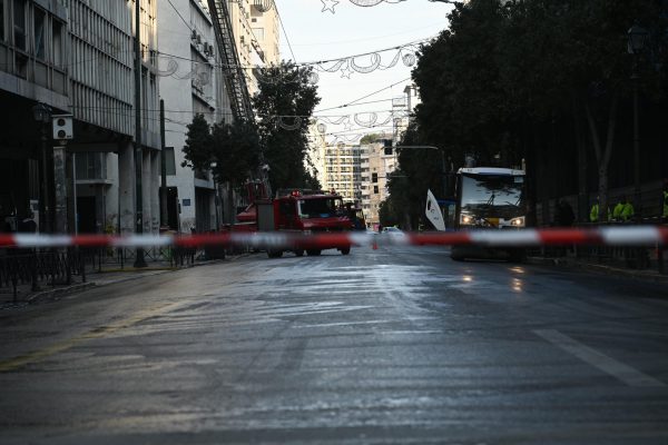 Βόμβα στη Σταδίου: Δεν πρόκειται να αφήσουμε την τρομοκρατία να αναβιώσει, διαμηνύει ο Χρυσοχοΐδης