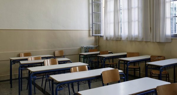Καλύβια: Μαινόμενος πατέρας μαθητή εισέβαλε σε τάξη σχολείου και επιτέθηκε σε καθηγήτρια