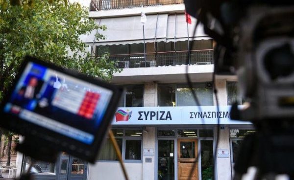 Σε αναμμένα κάρβουνα στην Κουμουνδούρου – Απολύσεις, ποιοι μένουν, ποιοι φεύγουν