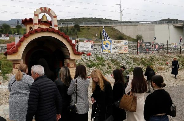 Τέμπη: Πένθιμα θα ηχήσουν οι καμπάνες στις εκκλησίες – 57 χτυπήματα όσα και τα θύματα