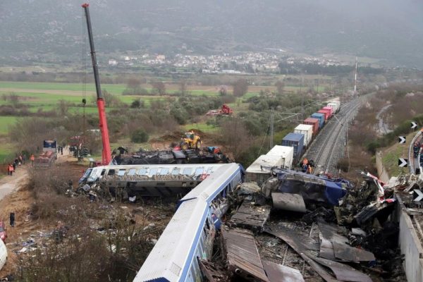 «Έπεσα στις ράγες με το σχεδόν κομμένο πόδι μου» – Συγκλονίζει η Ντίνα που σώθηκε από το μοιραίο τρένο