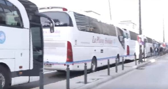 Τουριστικά λεωφορεία: «Χειρόφρενο» στη Συγγρού – Πανελλήνια διαμαρτυρία των ιδιοκτητών