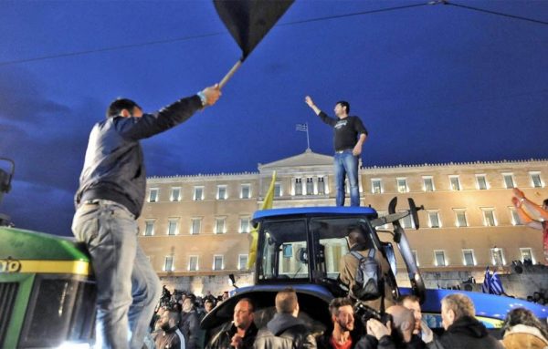 Οι αγρότες στο Σύνταγμα ζητάνε ψωμί, οι φοιτητές δημόσια παιδεία, ο Μητσοτάκης να μην του χαλάσουν τη βιτρίνα