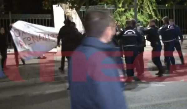 Αιφνιδιαστική παρέμβαση φοιτητών στο Μέγαρο Μαξίμου – Ένταση με την Αστυνομία