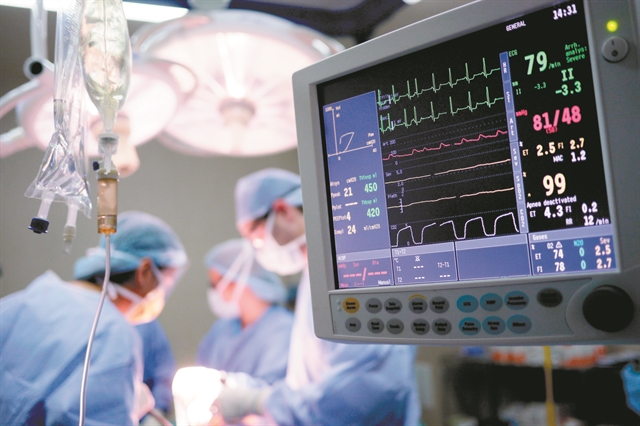 Απογευματινά χειρουργεία: Στον «αέρα» το κυβερνητικό «πείραμα» – Νέα «όχι» στο νόμιμο φακελάκι