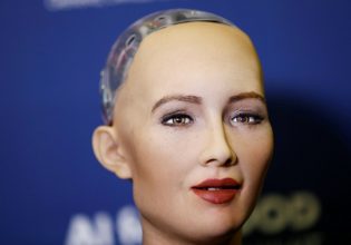 Ναυπακτία: Η «Sophia the robot» μιλά για ανθρώπινη ηθική και AI στην Ιερά Μονή Μεταμορφώσεως του Σωτήρος