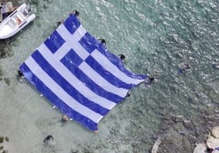 25η Μαρτίου: Η ελληνική σημαία «στολίζει» τη θάλασσα του Πειραιά, ο Πύργος «ντύθηκε» γαλανόλευκος