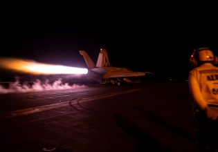 ΗΠΑ: Κατέρριψαν πύραυλο των Χούθι – «Άμεση απειλή για αμερικανικά αεροσκάφη στην περιοχή»