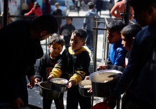 Γάζα: Αντιμέτωποι και με λιμό οι Παλαιστίνιοι – Η Βρετανία έριξε από τον αέρα 10 τόνους βοήθειας