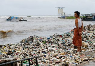 Πλαστικά: Το ινδονησιακό ψαροχώρι που πνίγεται σε τσουνάμι σκουπιδιών