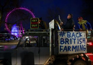 Βρετανικό: Αγρότες με τρακτέρ διαδήλωσαν έξω από το κοινοβούλιο