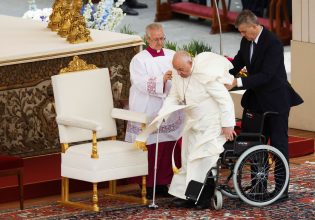 Βατικανό: Σε αναπηρικό αμαξίδιο ο Πάπας Φραγκίσκος για την Θεία Λειτουργία