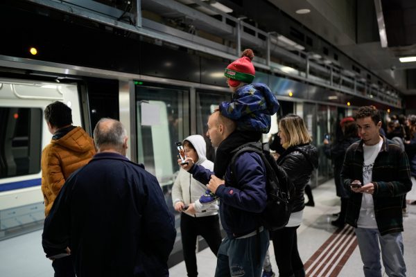 Έρευνα Κάπα Research: Σημαντική η οικογένεια, διχασμός για τα ομόφυλα, πάλιωσε το «Πατρίς-Θρησκεία-Οικογένεια»