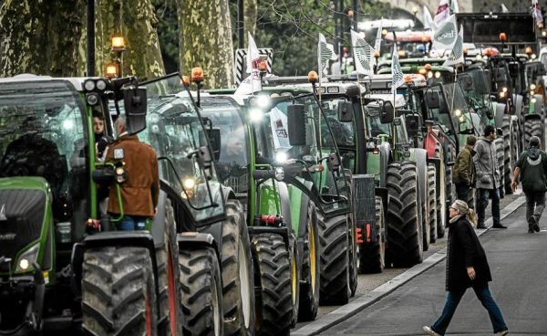 Γαλλία: Οι αγρότες μπορεί να οργανώσουν περισσότερες διαδηλώσεις – Κρίσιμη συνάντηση με τον Μακρόν