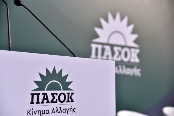 ΠΑΣΟΚ για Κασσελάκη: Κοροϊδία να υπόσχεται φορολογική δικαιοσύνη και να επιλέγει «φορολογικό παράδεισο»