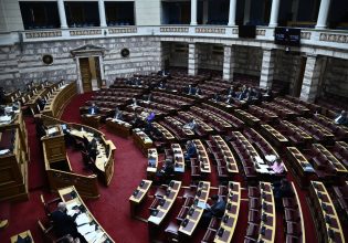 Ο Χαρίτσης καλεί την αντιπολίτευση σε πρόταση μομφής κατά της κυβέρνησης για τα ιδιωτικά ΑΕΙ