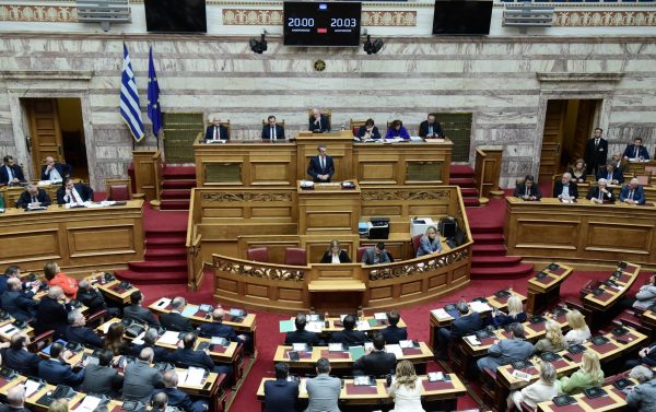 Σε εξέλιξη η ψηφοφορία στη Βουλή για τα ιδιωτικά ΑΕΙ – Δείτε live