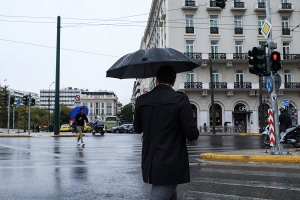 Καιρός σήμερα: Βροχές και καταιγίδες από το μεσημέρι