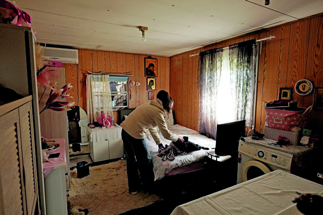 Σεισμός στην Πάρνηθα: Ζουν σε κοντέινερ από το 1999