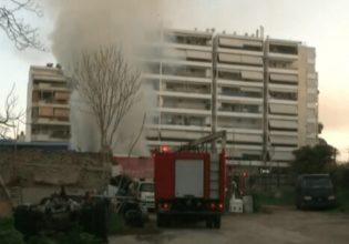 Φωτιά σε υπαίθριο χώρο στα Πατήσια – Εκρήξεις σε εγκαταλελειμμένα οχήματα