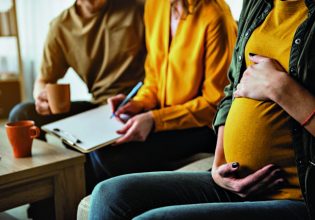 Επίδομα μητρότητας: Στο επόμενο διάστημα ανοίγει η πλατφόρμα – Τι ισχύει για πατεράδες, υιοθεσίες, ομόφυλους