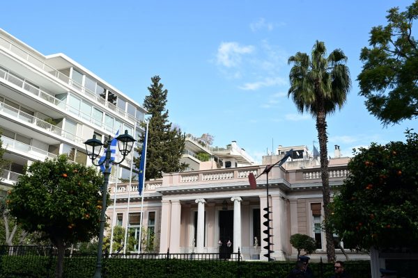 Σημάδια αγωνίας από Μαξίμου: Οι επιλογές και οι υπεκφυγές Μητσοτάκη – Χωρίς… πήχη αλλά με πίεση