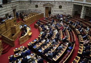 Πρόταση δυσπιστίας: Άρχισε η τριήμερη μάχη στη Βουλή – «Πυρ ομαδόν» κατά της κυβέρνησης