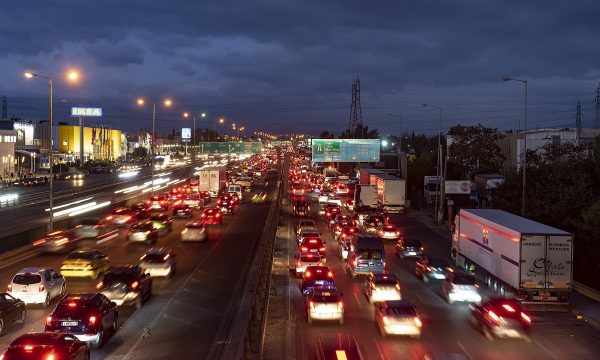 Καθαρά Δευτέρα: Μαζική έξοδος και αυξημένη κίνηση στις εθνικές οδούς για το τριήμερο