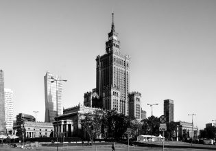 Πώς βρέθηκε ο ουρανοξύστης – «δώρο» του Στάλιν στην πρωτεύουσα της Πολωνίας;