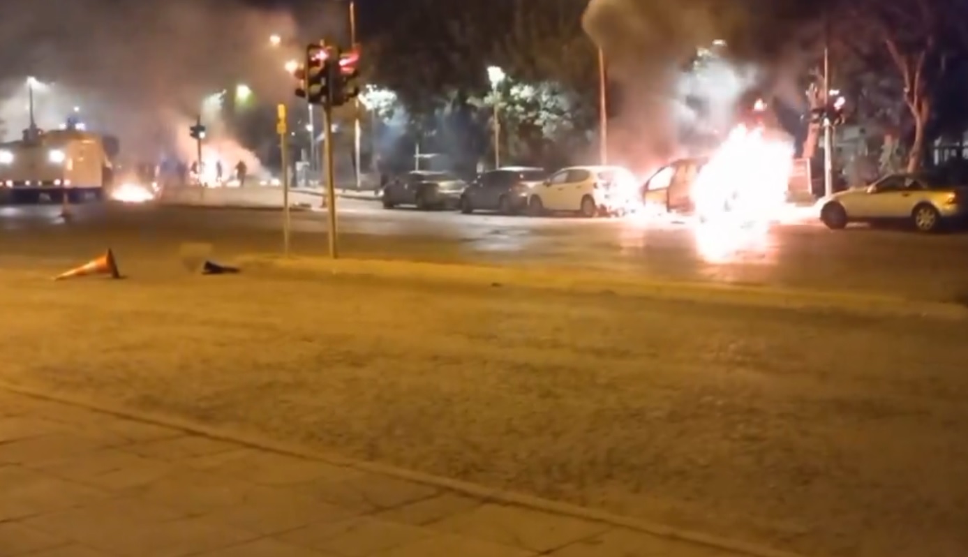 Επεισόδια στην Πανεπιστημιούπολη - Πέταξαν μολότοφ, ζημιές σε αυτοκίνητα