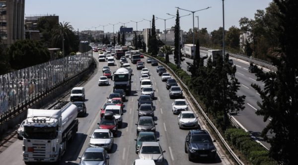 Αττική Οδός: Κλειστές λωρίδες και καθυστερήσεις λόγω φωτιάς σε αυτοκίνητο