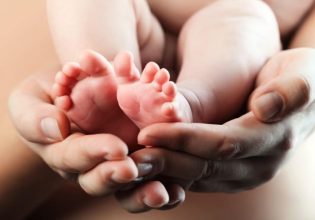 Μάστιγα η υπογεννητικότητα στην Ελλάδα – Σε ένα χρόνο 11% λιγότερες γεννήσεις