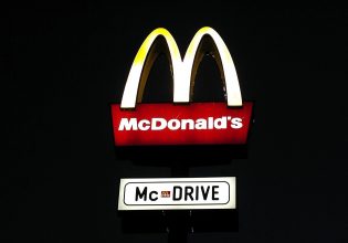 Αδύνατο να παραγγείλουν φαγητό οι πελάτες των McDonald’s σε έξι χώρες – Τι συνέβη