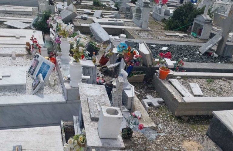 Ηλεία: Εικόνες καταστροφής στο κοιμητήριο της Γαστούνης – Ανεμοστρόβιλος «σάρωσε» τα πάντα