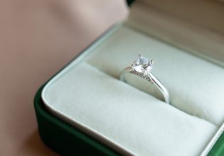 Αγγλία: Το δαχτυλίδι των 6,5 ευρώ αποδείχτηκε ότι έκρυβε διαμάντι 2,3 καρατίων