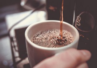 Η υπερκατανάλωση του καφέ μπορεί να προκαλέσει δηλητηρίαση – Τι πρέπει να ξέρετε