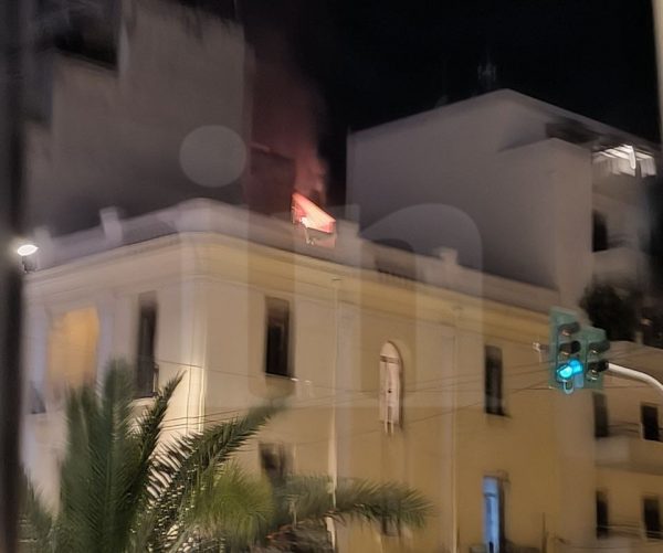 Καλλιθέα: Φωτιά σε διαμέρισμα πολυκατοικίας στη Χαροκόπου