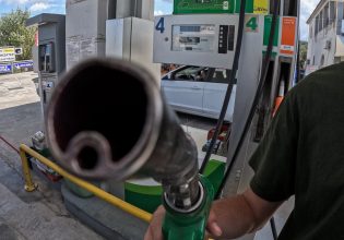 «Πετάει» η τιμή των καυσίμων αγγίζοντας τα 2 ευρώ πριν το τριήμερο της Καθαράς Δευτέρας