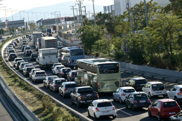 Κίνηση στους δρόμους: Στο «κόκκινο» ο Κηφισός – Πού έχει μποτιλιάρισμα στην Αττική